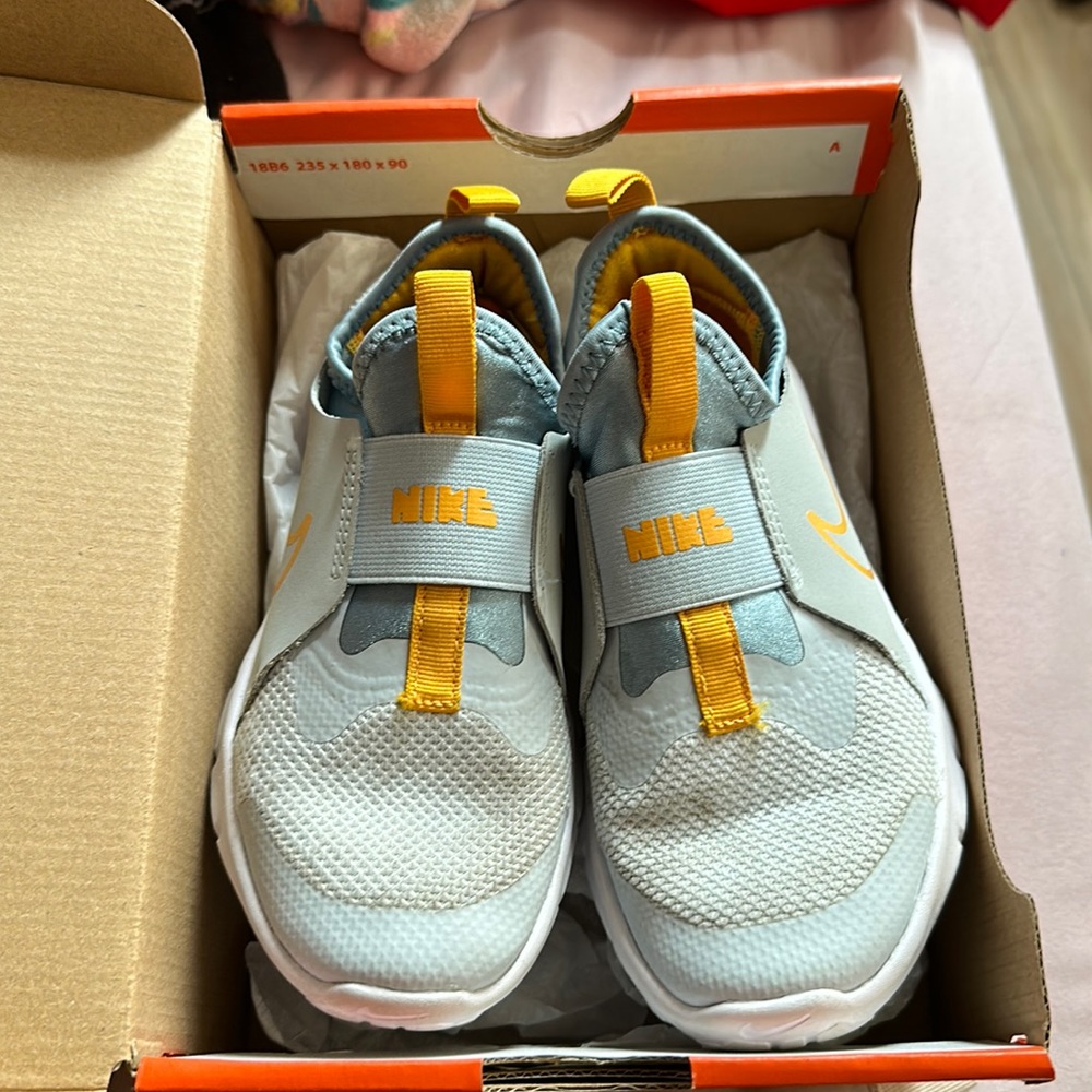 Nike flex runner 2 only wore 2 times he outgrew the shoes